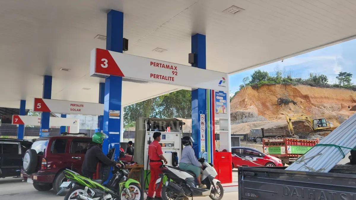 PENYESUAIAN TARIF: Kenaikan harga BBM jenis Pertamax dan Pertamax Green di Berau memperlihatkan antrean untuk jenis tersebut sepi, sementara antrean jenis Pertalite terlihat mengular. (MARNI/BP)