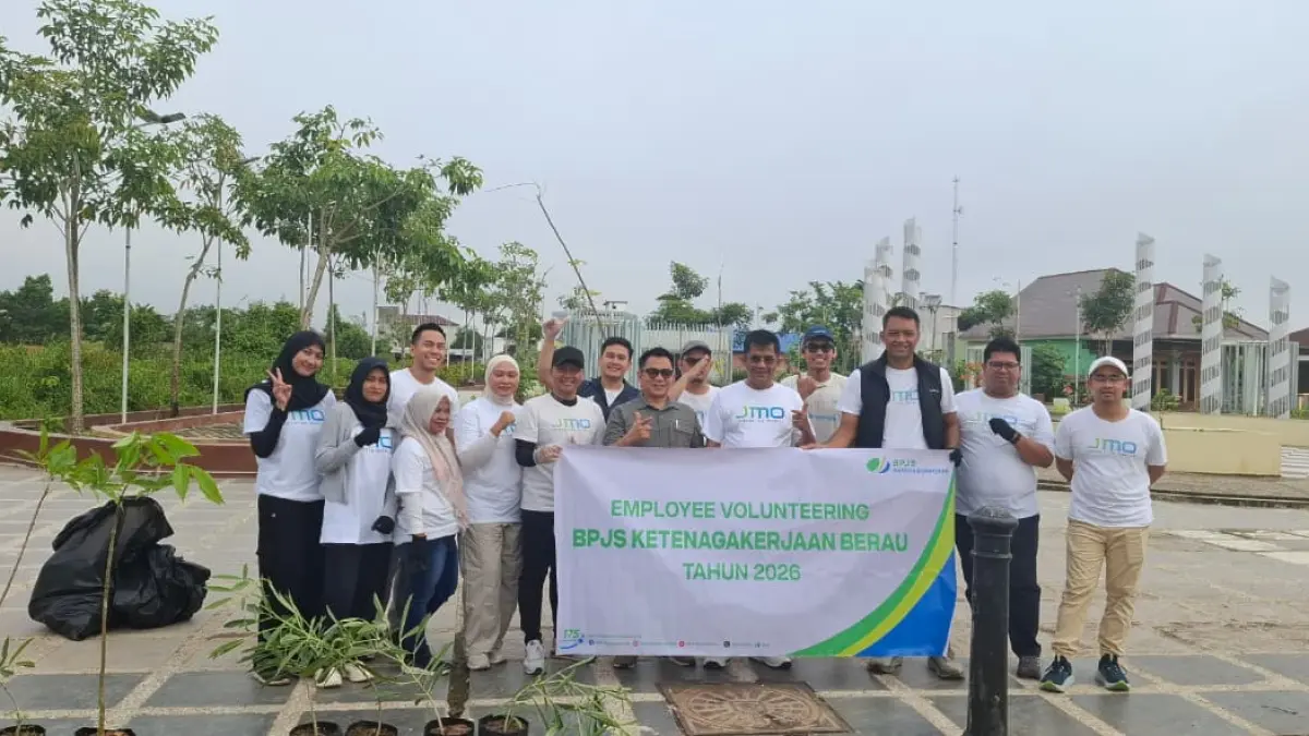 TANAM POHON: Kepala DLHK Berau, Zulkifli Azhari bersama Kepala BPJS Ketenagakerjaan Cabang Berau, Mulyana dan jajarannya peringati Hari Lingkungan Hidup dengan aksi tanam pohon bersama, Jumat (5/6). (BPJSTK UNTUK BP)