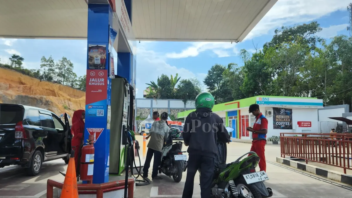 Antrean memanjang di stasiun pengisian bahan bakar umum (SPBU) kawasan Tanjung Redeb pasca kenaikan harga bahan bakar minyak (BBM) non-subsidi jenis Pertamax. (MARNI/BP)