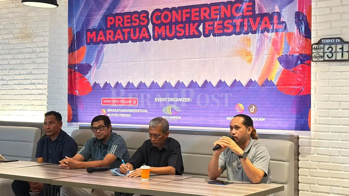 HIBURAN: Kepala Disbudpar Berau Yudha Budisantosa (dua kanan) saat menggelar press conference event musik M2F yang akan digelar selama lima hari di Pulau Maratua. (MARNI/BP)