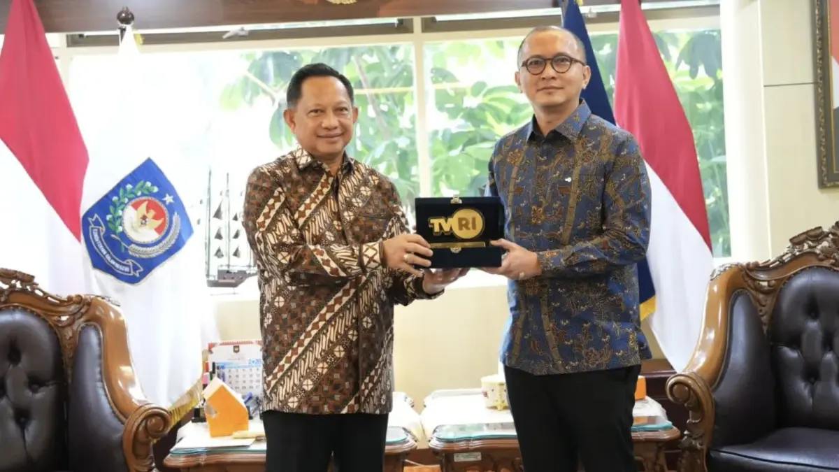 Menteri Dalam Negeri (Mendagri) Muhammad Tito Karnavian (kiri) menerima kunjungan Direktur Utama TVRI Tb. Fiki Chikara Satari di Kantor Pusat Kementerian Dalam Negeri (Kemendagri), Jakarta, Jumat (12/6/2026). (ANTARA)