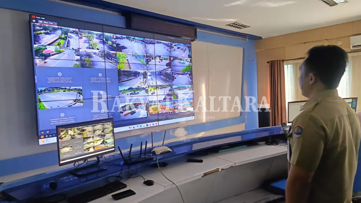 MONITORING: Petugas Command Center Tarakan melakukan monitoring CCTV di beberapa jalan di Kota Tarakan, Jumat (12/6). (SEPTIAN ASMADI/HRK)