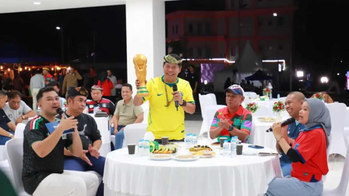 NOBAR: Gubernur Kaltara, Zainal A. Paliwang, hadir langsung menyapa warga yang memadati lokasi nobar Piala Dunia 2026. (DKISP KALTARA)