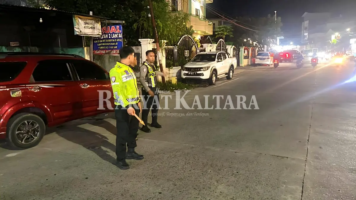 OLAH TKP: Personel Satlantas Polres Tarakan melakukan olah TKP kecelakaan beruntun, Kamis (11/6) malam. (SEPTIAN ASMADI/HRK)