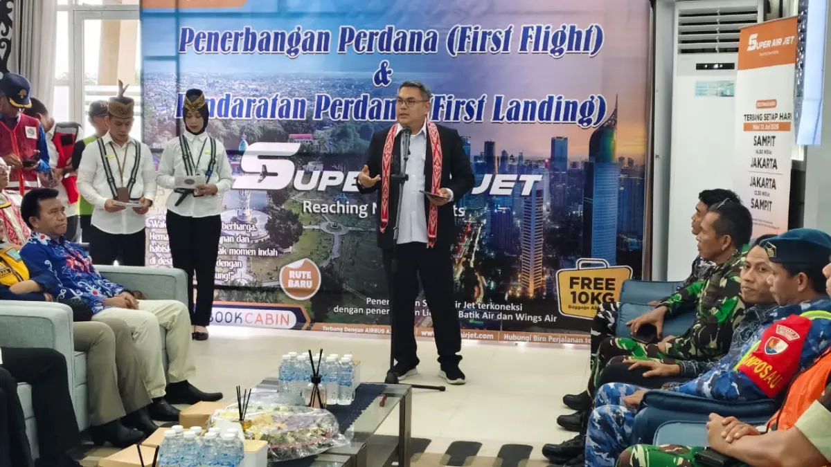 PENERBANGAN PERDANA: Kepala Otoritas Bandar Udara Wilayah VII, Ferdinan Nurdin saat inaugural flight Super Air Jet rute Jakarta–Sampit–Jakarta di Bandara H. Asan Sampit, Sabtu (13/06/2026).