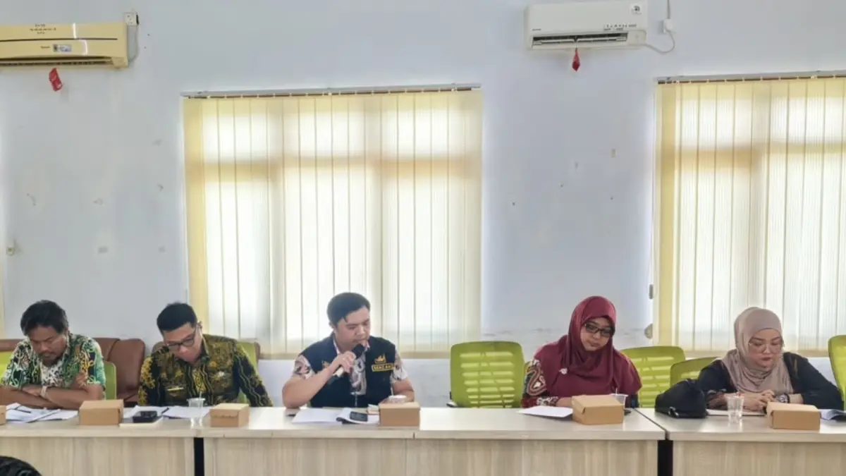 PERKUAT HILIRISASI: Kajian IKM berdasarkan 10 komoditi unggul di Kabupaten Berau oleh Diskoperindag dengan pusat kajian strategis percepatan pengembangan dan inovasi daerah UNMUL. (IZZA/BP)