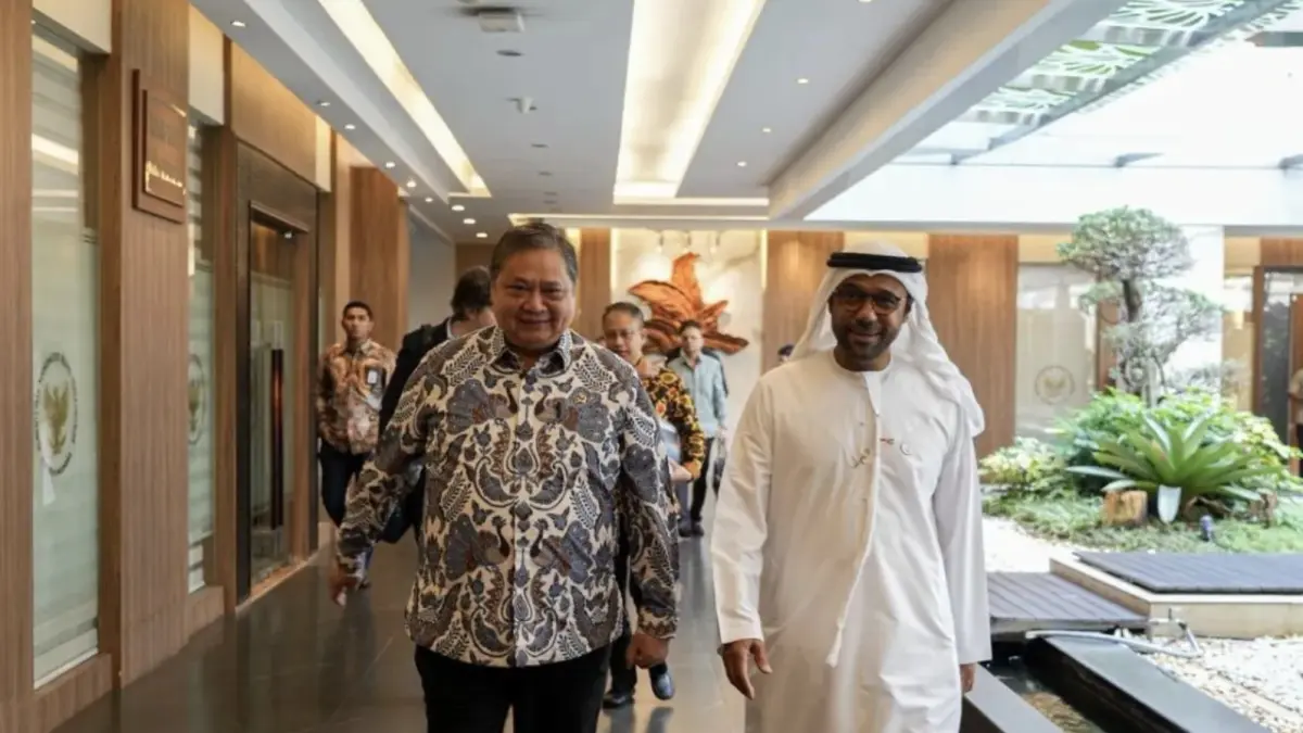 Menteri Koordinator Bidang Perekonomian Airlangga Hartarto (kiri) saat menerima kedatangan Duta Besar Uni Emirat Arab untuk Indonesia Abdulla Salem Al Dhaheri (kanan), yang didampingi Chief Strategy Officer (CSO) Louis Dreyfus Company (LDC) Thomas Couteaudier di Jakarta, Rabu (10/6/2026). (ANTARA)