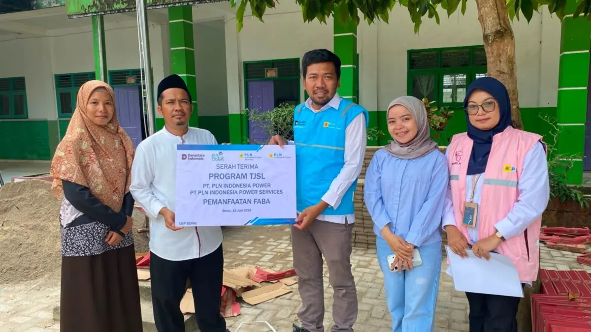 DORONG PENDIDIKAN: PLN Indonesia Power UBP Berau menyerahkan bantuan 20 sak semen dan batako Faba kepada MA Istiqomah NWDI Berau di Labanan Jaya untuk mendukung percepatan pembangunan aula sekolah. (PLN IP UBP BERAU UNTUK BP)