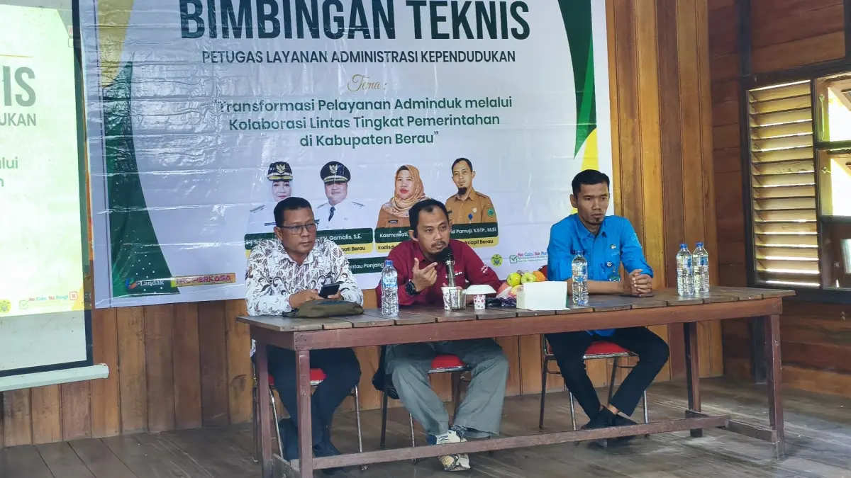 LAKSANAKAN BIMTEK: Disdukcapil Berau menggelar bimtek bagi petugas pelayanan adminduk untuk meningkatkan kualitas layanan kependudukan. (IZZA/BP)