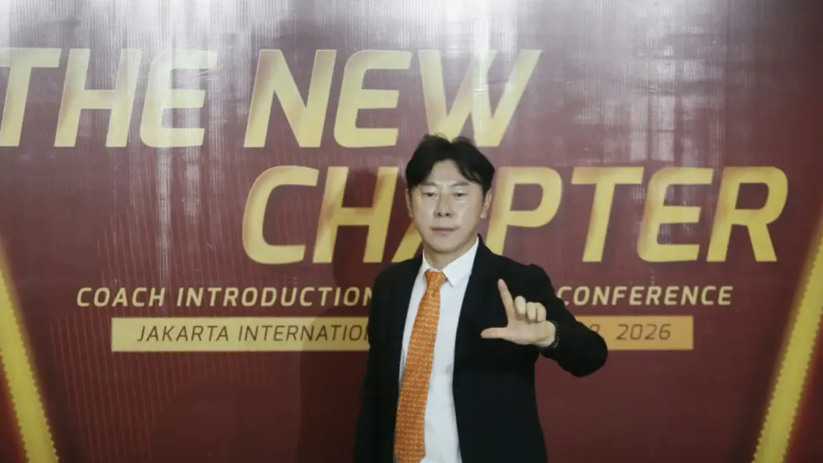 Pelatih asal Korea Selatan, Shin Tae-Yong diperkenalkan jadi pelatih baru Persija Jakarta di Jakarta International Stadium (JIS), Jakarta, Senin (8/6/2026). (Dery Ridwansah/ JawaPos.com)