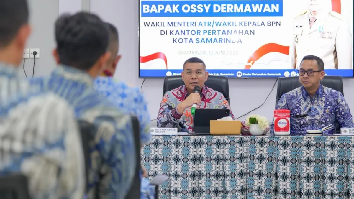 TINJAU LAYANAN: Wamen ATR/Waka BPN, Ossy Dermawan, meninjau langsung loket pelayanan di Kantor Pertanahan Kota Samarinda guna memastikan kualitas layanan pertanahan bagi masyarakat tetap cepat, mudah, dan pasti.