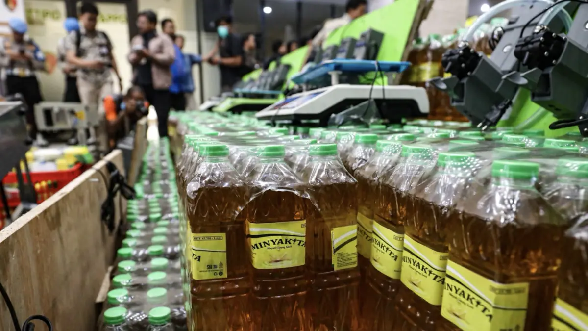 Barang bukti minyak goreng MinyaKita dan mesin ditampilkan saat konferensi pers terkait produk minyak goreng MinyaKita isi tidak sesuai kemasan di Lobby Bareskrim Polri, Jakarta, Selasa (11/3/2025). (Salman Toyibi/Jawa Pos)