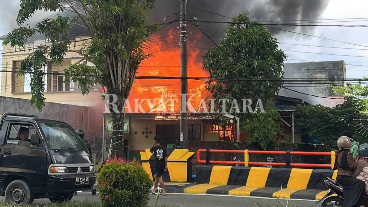 BERKOBAR: Bangunan Warung Bakso Mie Ayam ABC di Jalan Mulawarman, Kelurahan Karang Anyar Pantai, Tarakan Barat dilalap api pada Senin (15/6). (SEPTIAN ASMADI/HRK)