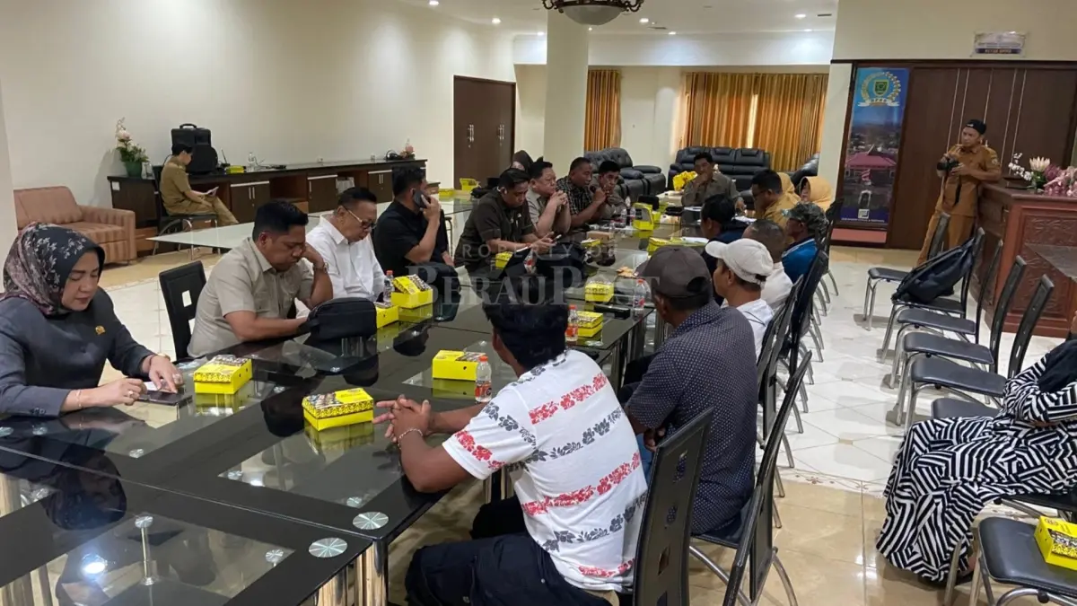 CARI SOLUSI: RDP Komisi II DPRD Berau dengan manajemen PT BBA. (BERAU POST)