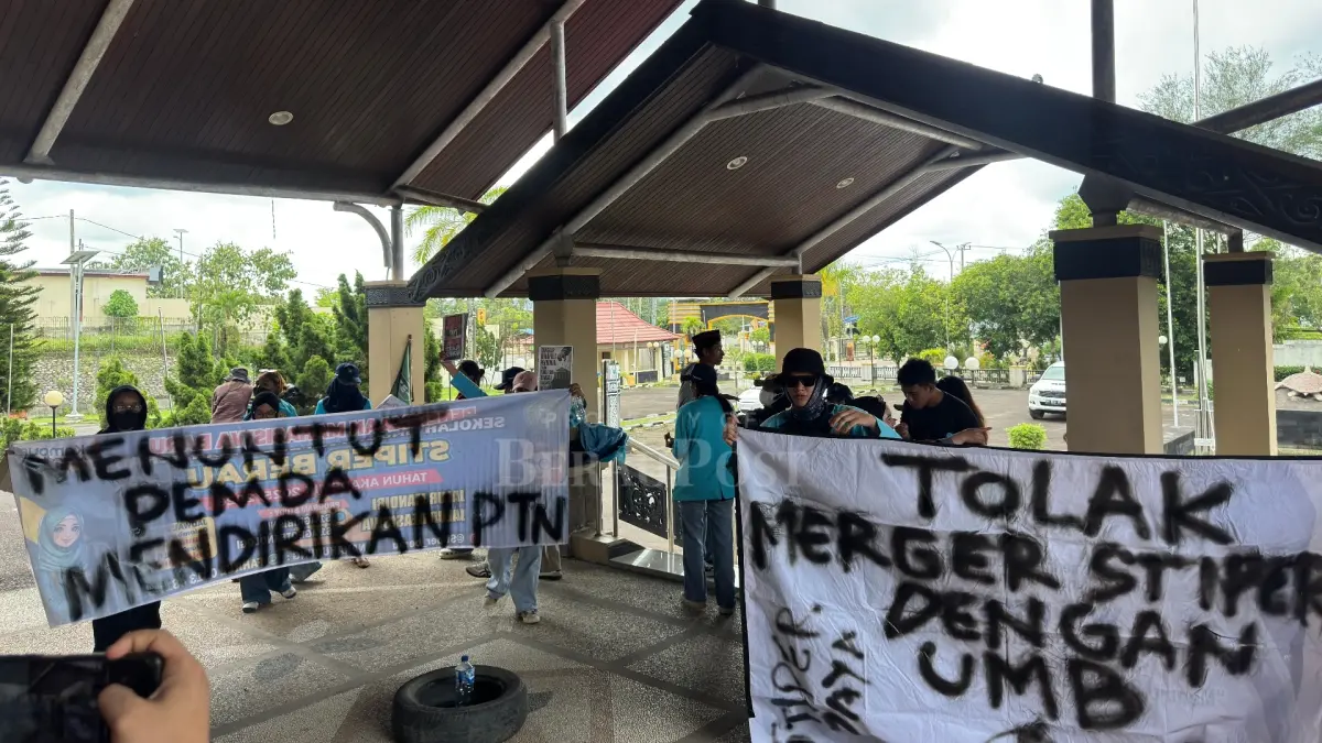 KEMBALI BERSUARA: Sejumlah mahasiswa dan alumni Sekolah Tinggi Ilmu Pertanian (STIPER) Berau kembali melakukan unjuk rasa. (SENO/BP)
