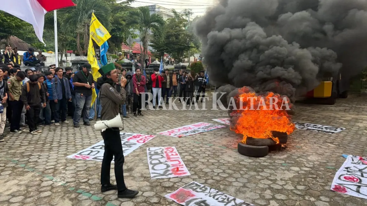 ORASI: Aliansi Tarakan Bergerak sampaikan aspirasi di depan Kantor DPRD Tarakan, Senin (15/6). (SEPTIAN ASMADI/HRK)