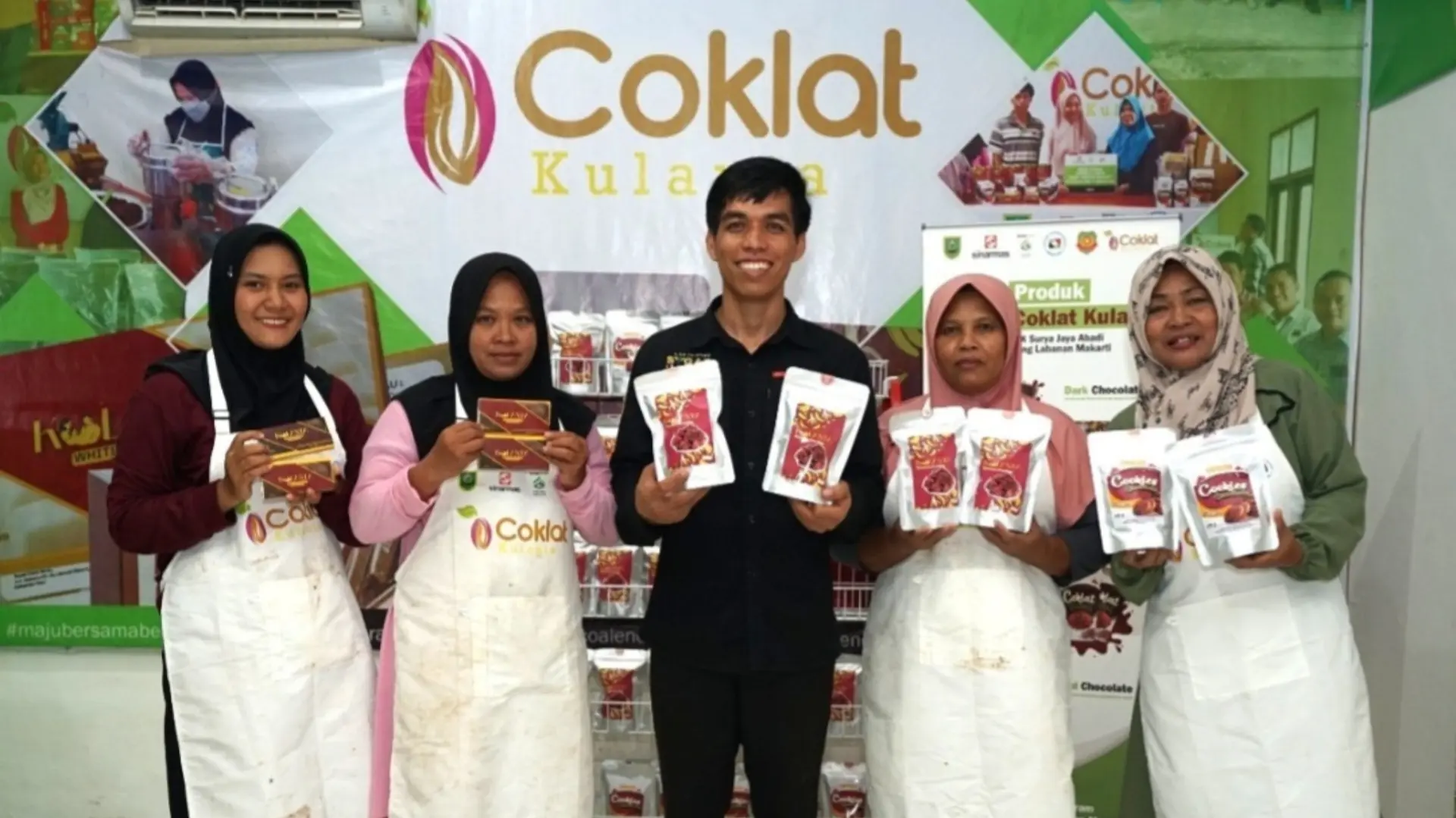PEMBERDAYAAN LOKAL: Dhea Nurwana Solihin, inisiator kelompok usaha Kulanta, berhasil memberdayakan ibu rumah tangga di Kampung Labanan Makarti mengolah kakao menjadi produk cokelat bernilai ekonomi tinggi dengan pendampingan PT Berau Coal. (SENO/BP)