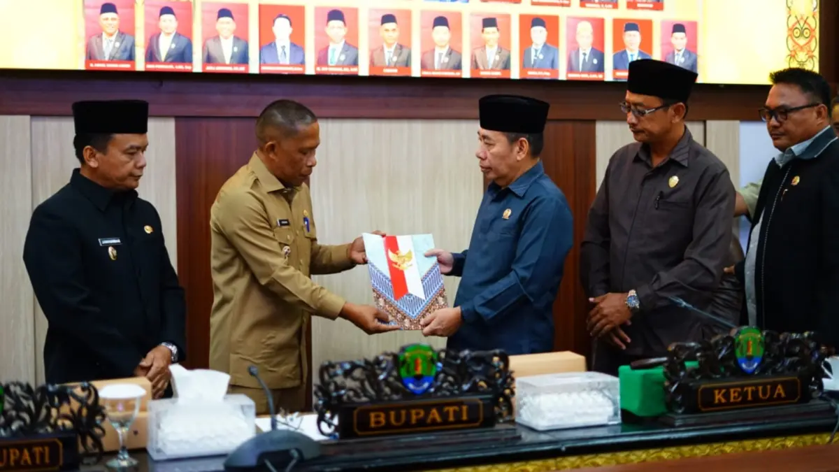 SERAHKAN DOKUMEN: Bupati Bulungan Syarwani (dua dari kiri) menyerahkan dokumen pengajukan tiga Raperda strategis Tahun 2026 saat Paripurna DPRD Bulungan, Senin (15/6) lalu. (PEMKAB BULUNGAN)