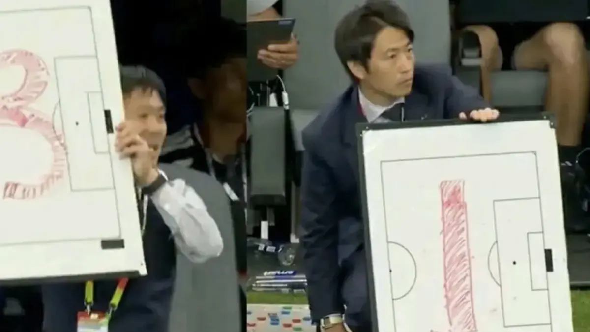 Staf kepelatihan Jepang mengangkat papan yang menunjukkan secara detail waktu yang tersisa dalam pertandingan piala dunia. (Istimewa)