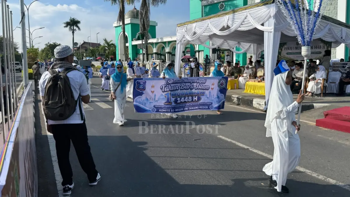 PAWAI MUHARRAM: Peringati tahun baru Islam dengan menggelar pawai yang dilepas langsung oleh Bupati Berau, Sri Juniarsih, Selasa (16/6). (ARTA KUSUMA YUNANDA/BP)