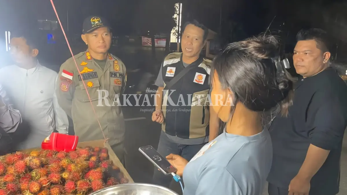 PENERTIBAN: Petugas Satpol PP Tarakan melakukan penertiban di ruas jalan Kota Tarakan. (SEPTIAN ASMADI/HRK)