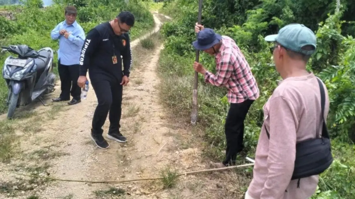 PENGECEKKAN: Unit Tipikor Polres Berau melakukan penyelidikan lebih lanjut Jalan Usaha Tani Kampung Teluk Sumbang, Kecamatan Bidukbiduk, beberapa waktu lalu. (BERAU POST)