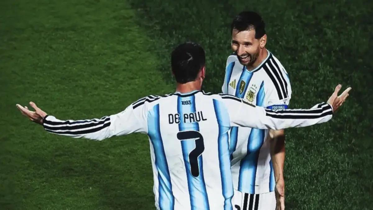 Rodrigo De Paul dan Lionel Messi merayakan gol ke gawang Aljazair. (Dok. Rodrigo De Paul)
