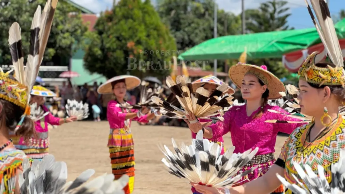 TINGKATKAN KUNJUNGAN: Pelaksanaan kegiatan adat dan budaya di kampung-kampung disebut perlu didukung, agar menjadi daya tarik wisata dan menghidupkan perekonomian masyarakat. (SENO/BP)