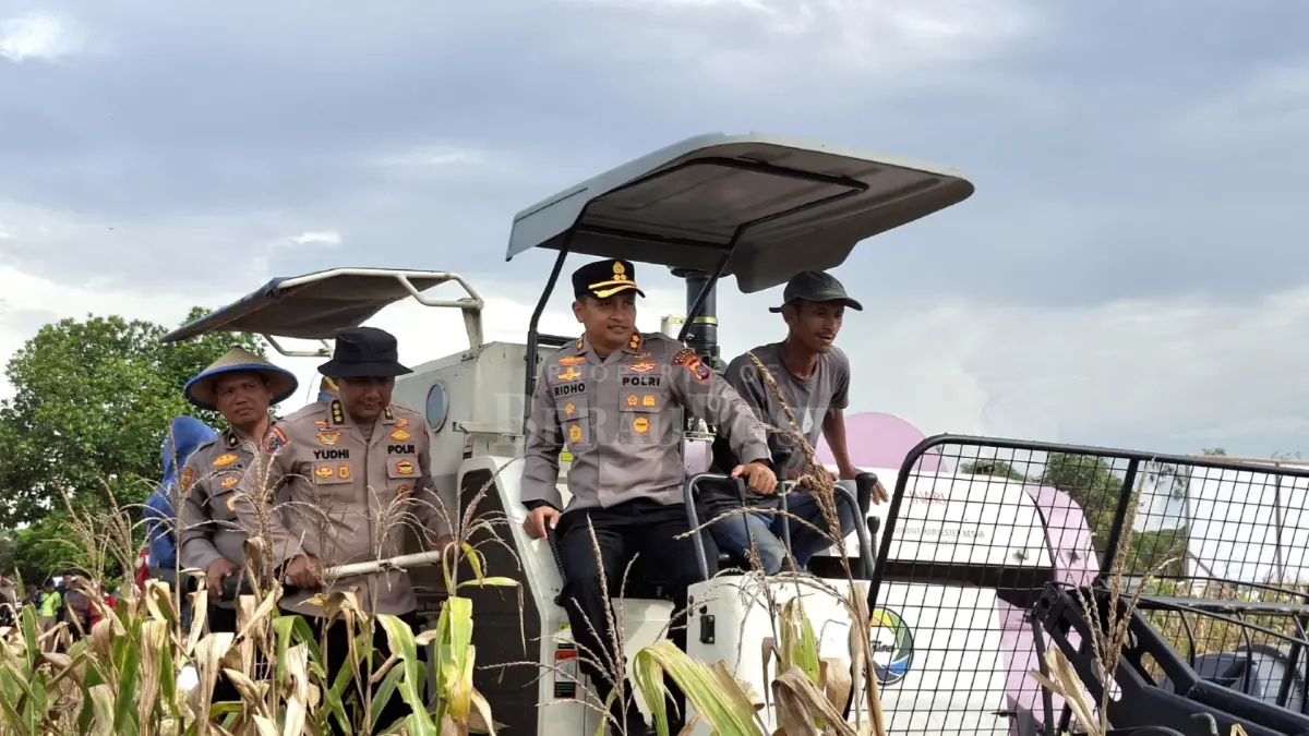 TINJAU LAHAN: Industrial farming yang dikembangkan jajaran Polres Berau dinilai menjadi salah satu yang terbaik di Kaltim. (MARNI/BP)