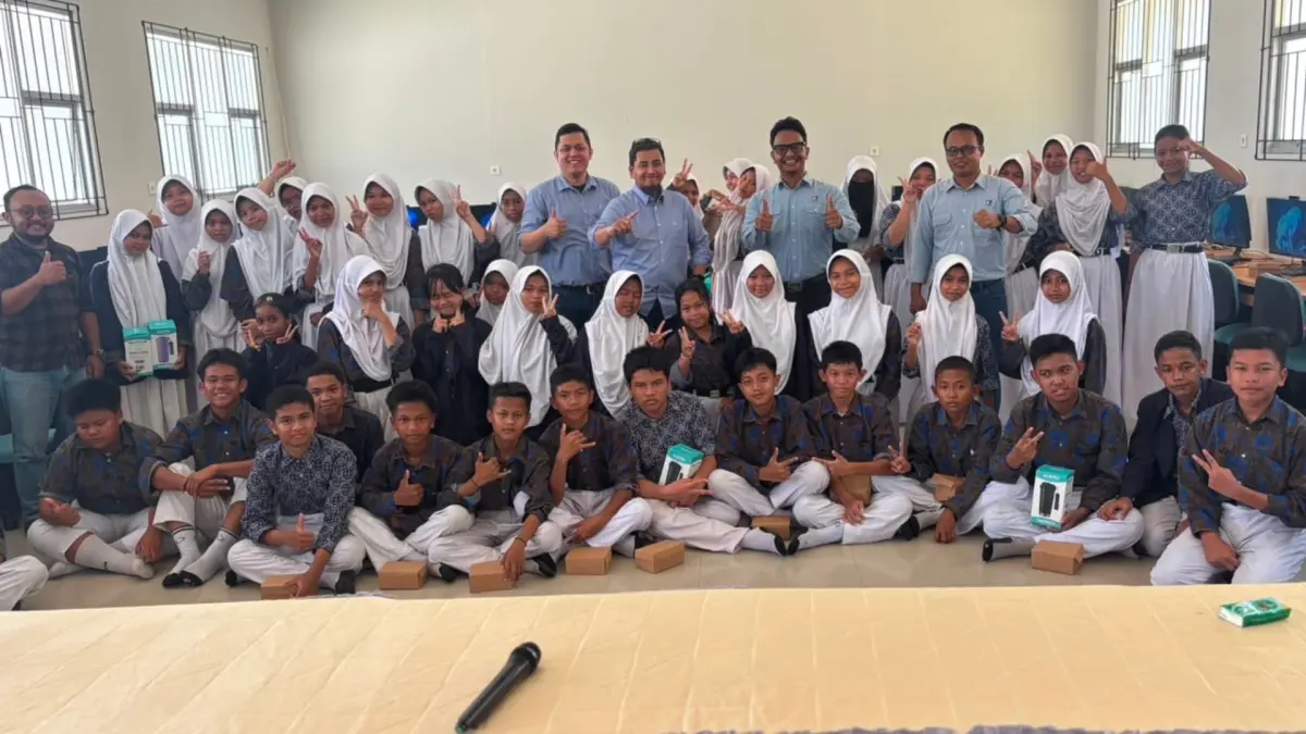 BAHAGIA: Siswa siswi di SMP Negeri 3 Sambaliung sumringah menerima bantuan komputer untuk menunjang proses belajar mengajar. (PAMA UNTUK BERAU POST)