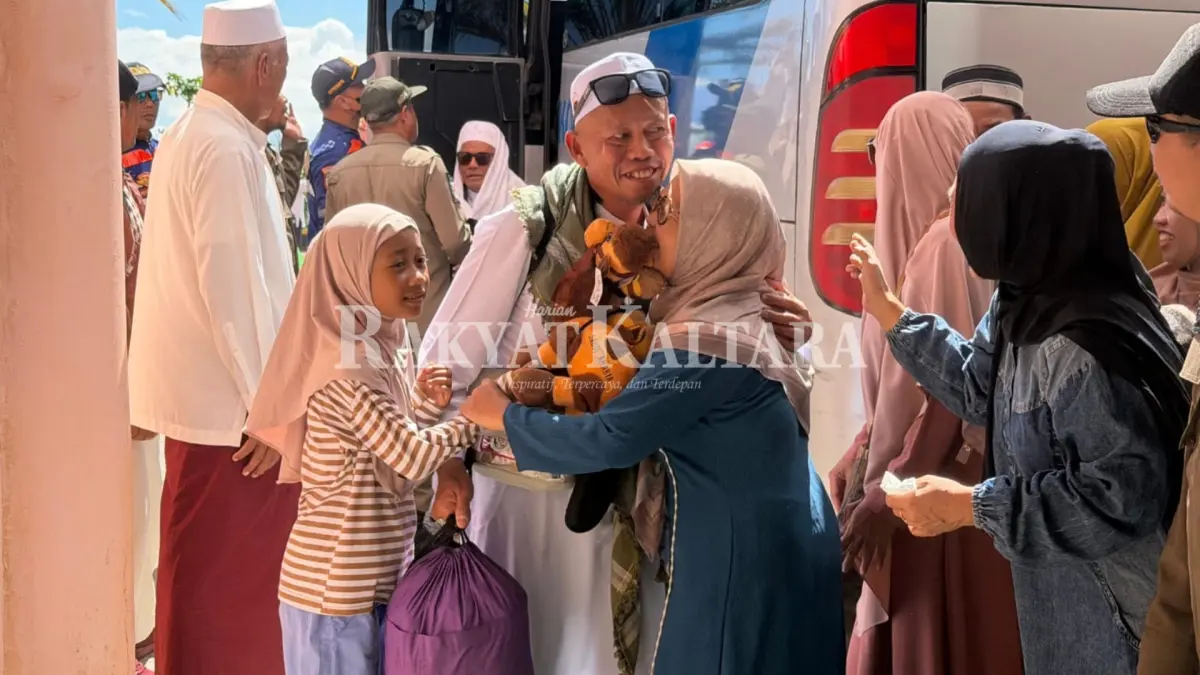 KEMBALI BERSUA: Keluarga saat menyalami jemaah haji yang baru tiba di Majid Baitul Izzah, Rabu (17/6). (SEPTIAN ASMADI/HRK)