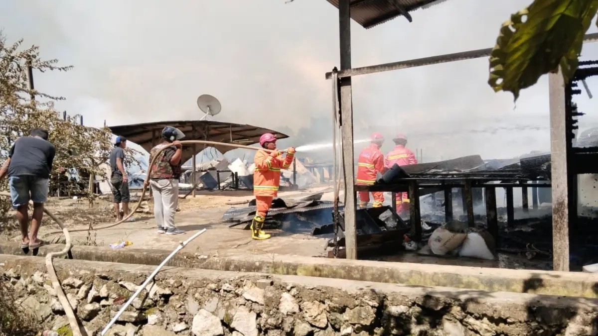 LAYANI MASYARAKAT: Disdamkarmat Berau terus berupaya layani masyarakat meski keterbatasan fasilitas. (ARTA KUSUMA YUNANDA/BP)