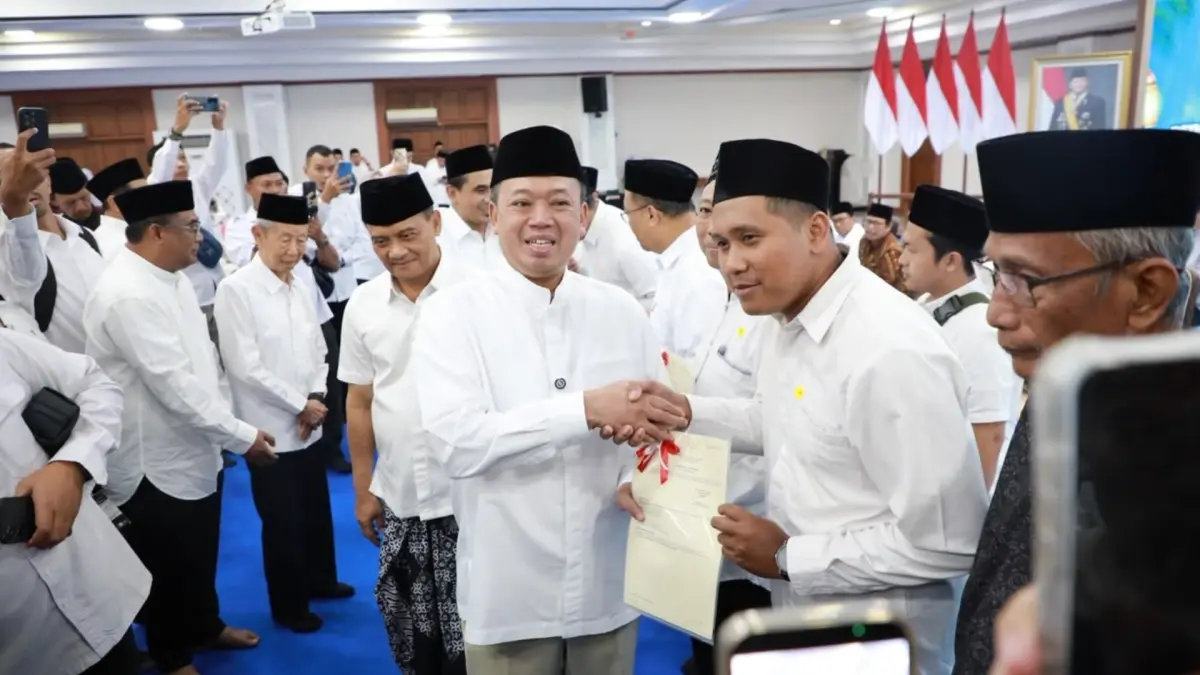 LEGALKAN ASET UMAT: Menteri ATR/BPN Nusron Wahid menyerahkan 243 sertipikat tanah wakaf di Jawa Tengah sebagai langkah percepatan kepastian hukum aset keagamaan dan pencegahan sengketa tanah di masa depan.