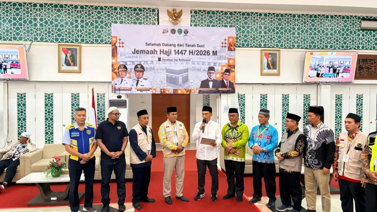 MABRUR: Sekprov Kaltara, Denny Harianto (pegang mic) menyambut langsung kepulangan Jemaah Haji Kaltara Kloter 7 di Asrama Haji Balikpapan, Kalimantan Timur, Selasa (16/6). (DKISP KALTARA)