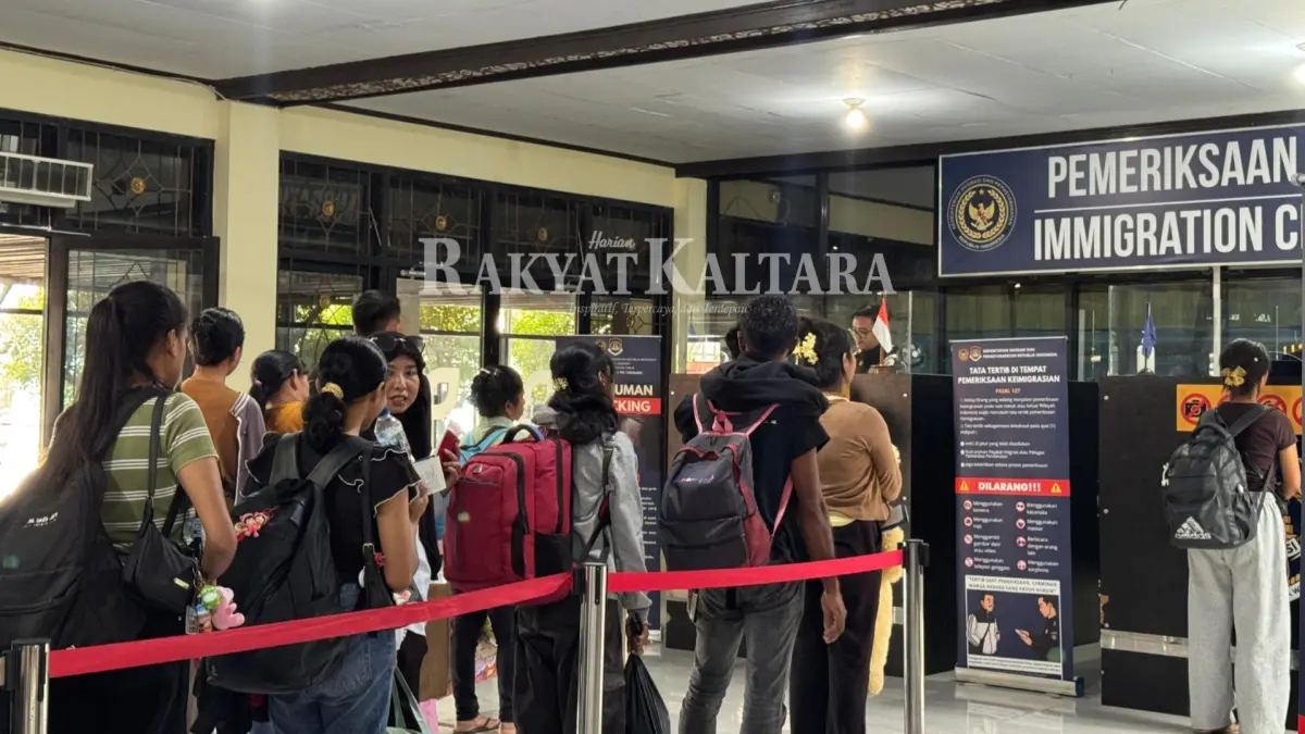 PENGEMBANGAN AUTOGATE: Kantor Imigrasi Tarakan masih melakukan pemeriksaan paspor secara manual di Pelabuhan Malundung. (HRK)