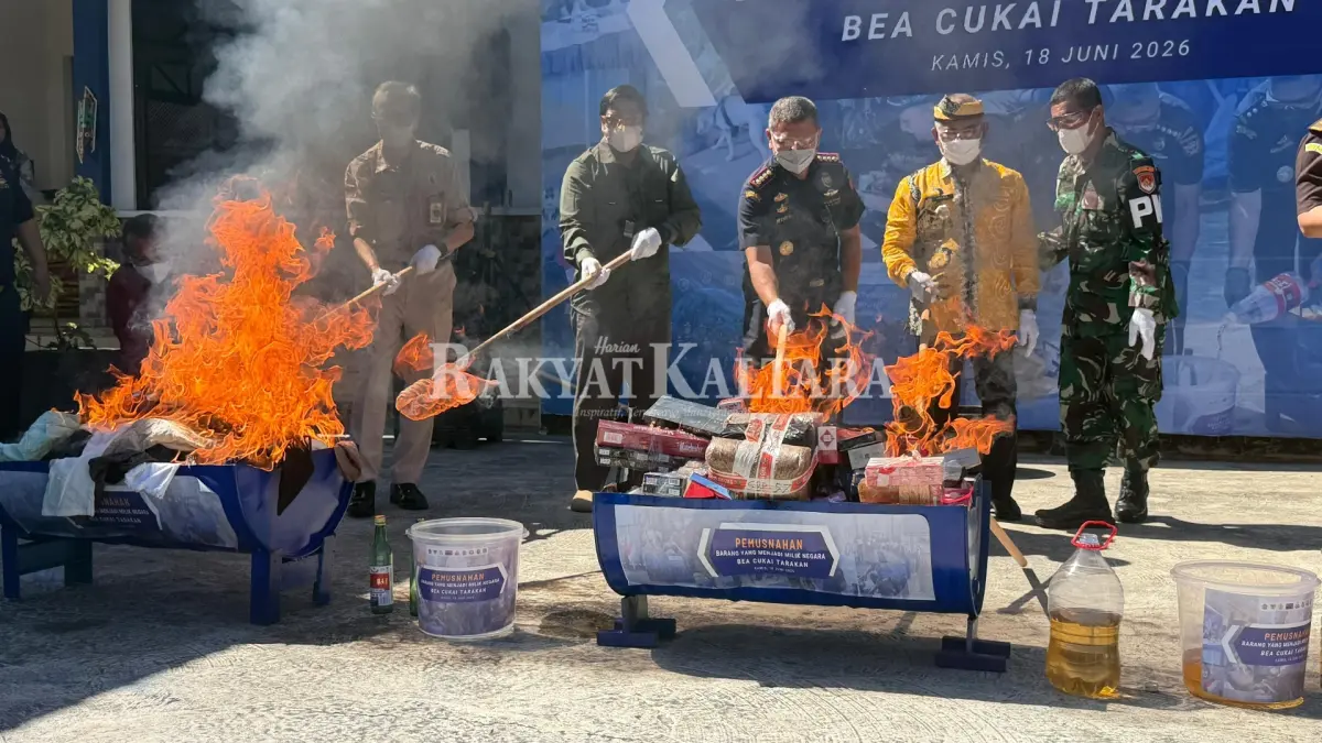 DIBAKAR: Barang ilegal yang diamankan Bea Cukai Tarakan dimusnahkan dengan cara dibakar, Kamis (18/6). (SEPTIAN ASMADI/HRK)