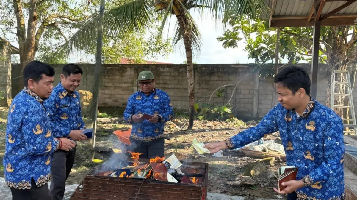 DIMUSNAHKAN: Ratusan buku nikah kedaluwarsa dan rusak dibakar oleh jajaran Kemenag Berau. (KEMENAG UNTUK BERAU POST)