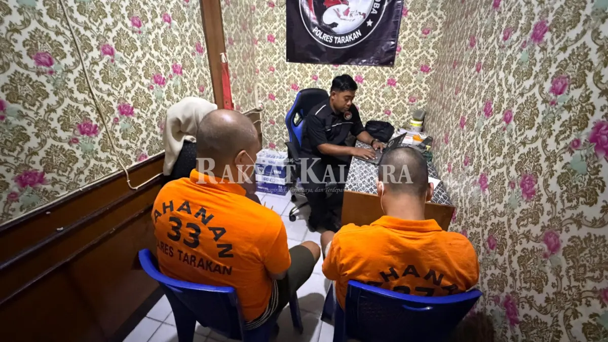 DIPERIKSA: Dua tersangka dilakukan pemeriksaan oleh penyidik Satresnarkoba Polres Tarakan, Kamis (18/6). (SEPTIAN ASMADI/HRK)