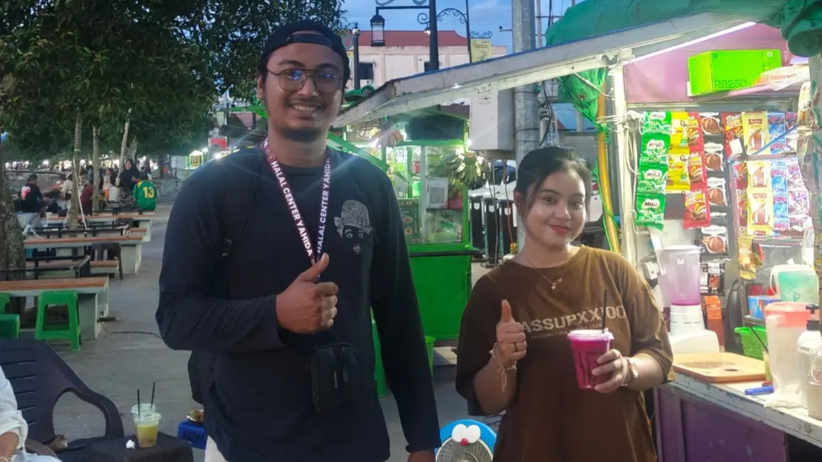 BERI PENDAMPINGAN: P3H YAHIDA Kaltim Indra Kurniawan usai memberikan dampingan ke salah satu pelaku UMK di Tepian Teratai, Tanjung Redeb, beberapa waktu lalu. (INDRA UNTUK BERAU POST)