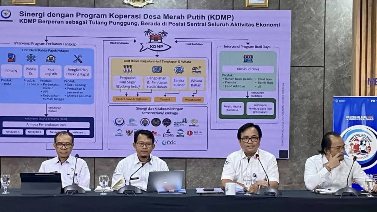 Inspektur II Itjen Kementerian Kelautan dan Perikanan (KKP) Lutfi, Direktur Perlindungan dan Pemberdayaan Nelayan Ditjen Perikanan Tangkap KKP Mahrus, Ketua Tim Pembangunan Kampung Nelayan Merah Putih Trian Yunanda, Stafsus Menteri Kelautan dan Perikanan Bidang Humas & Komunikasi Publik Doni Ismanto dalam konferensi pers di Jakarta, Senin (15/9/2025). (ANTARA)