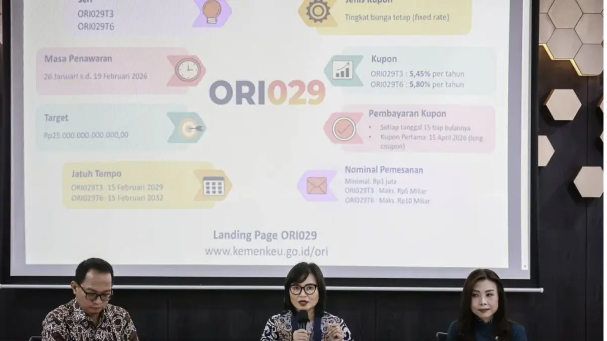 Plt Direktur Surat Utang Negara (SUN) Novi Puspita Wardani (tengah) bersama Senior Vice President Wealth Management BCA Desy Natalia (kanan) dan Moderator Chandra (kiri) menyampaikan keterangan pers pada media briefing pembukaan masa penawaran ORI029 di Gedung Kementerian Keuangan, Jakarta, Senin (26/1/2026). (ANTARA)