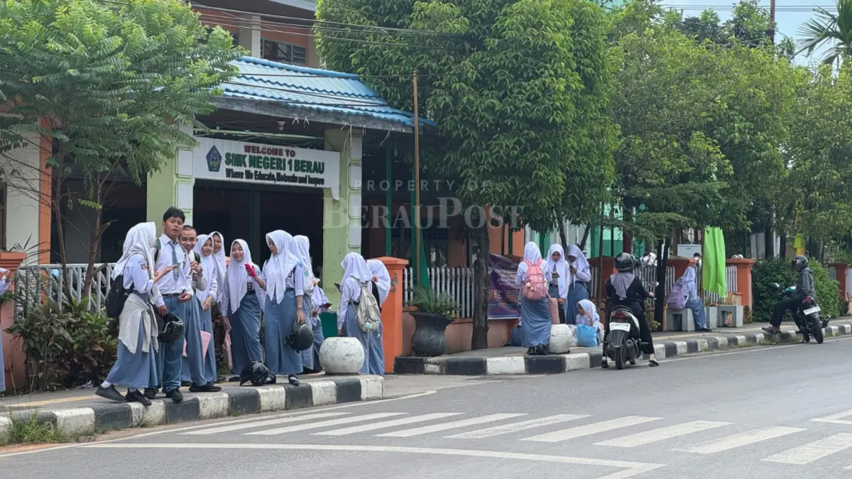 AJAK SISWA MEMBACA: Guru, orangtua, dan pihak sekolah diajak menanamkan gemar membaca kepada peserta didik untuk memperluas wawasan siswa. (SENO/BP)