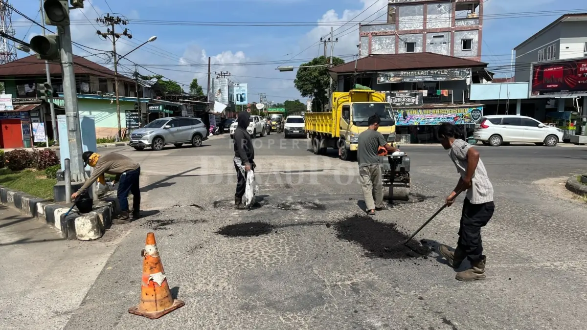 TAMBAL JALAN: TRC DPUPR Berau melaksanakan penambalan sejumlah titik, untuk tingkatkan kenyamanan pengguna jalan. (SENO/BP)