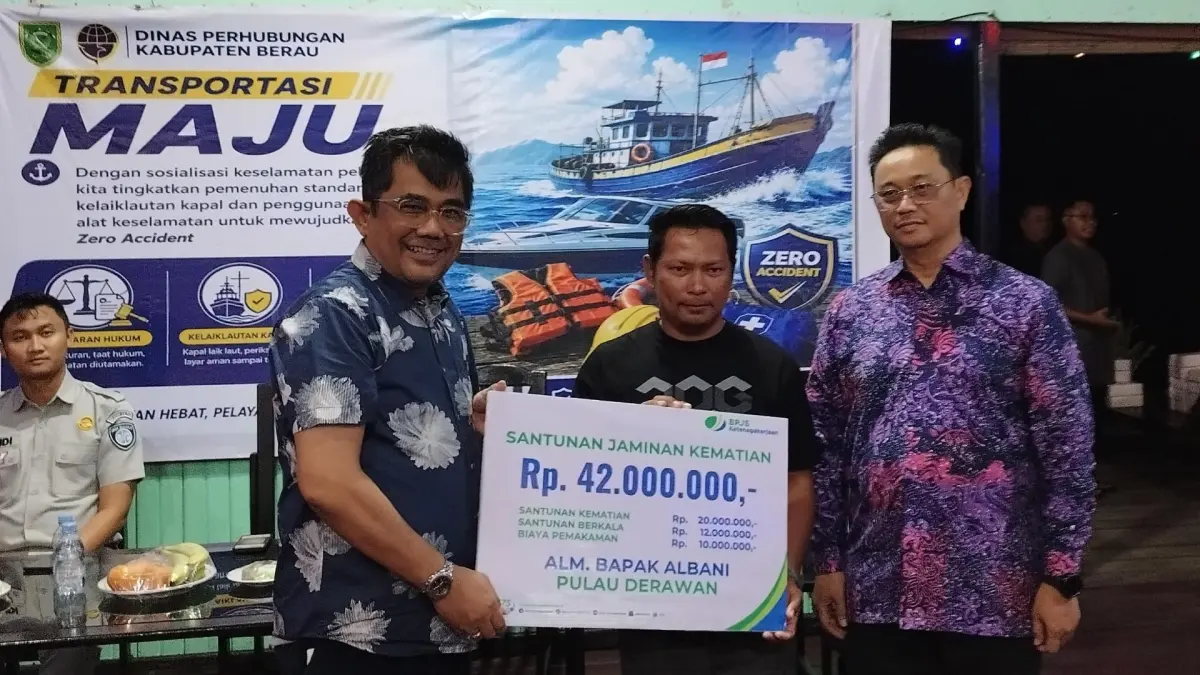 BUKTI MANFAAT: Ahli waris Albani menerima santunan JKM dari BPJS Ketenagakerjaan. (BPSJ KETENAGAKERJAAN UNTUK BP)