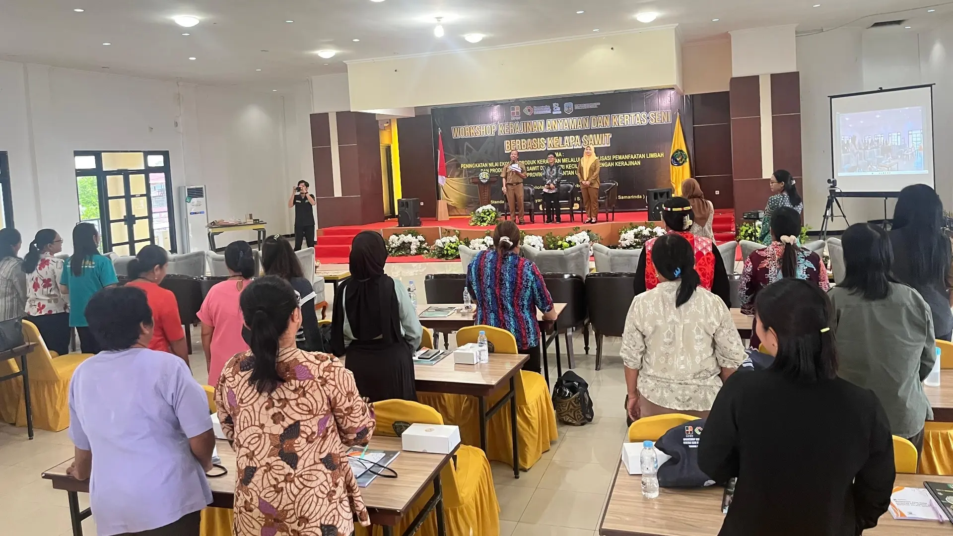 INOVASI: Upaya membuka peluang bagi produk kerajinan berbasis sawit. 