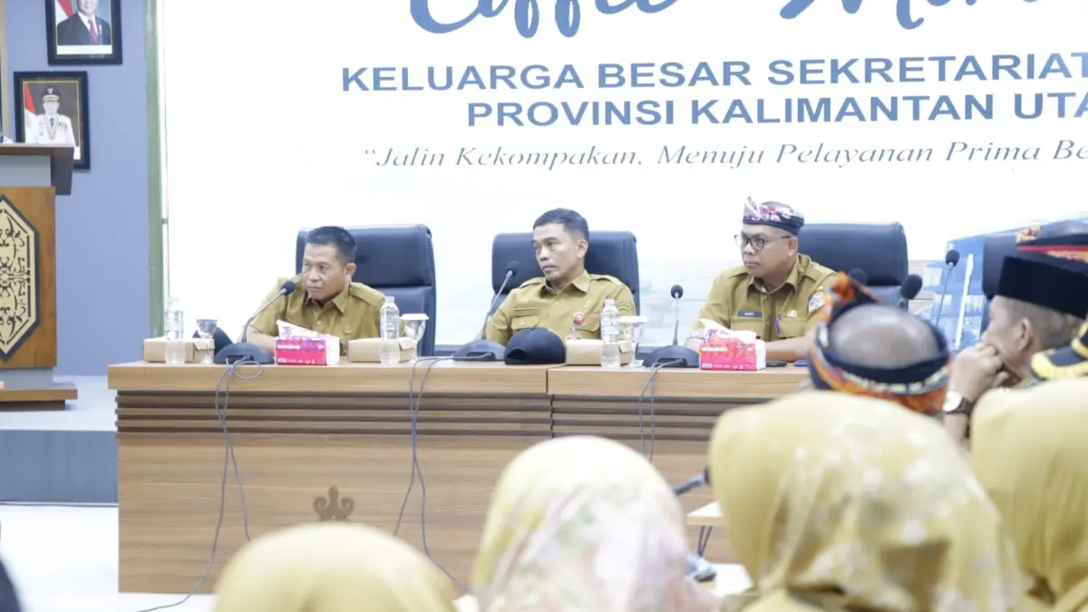 JAGA SOLIDITAS: Sekprov Kaltara, Denny Harianto, memimpin jalannya rapat staf di lingkungan Sekretariat Daerah, beberapa waktu lalu. (DKISP KALTARA)