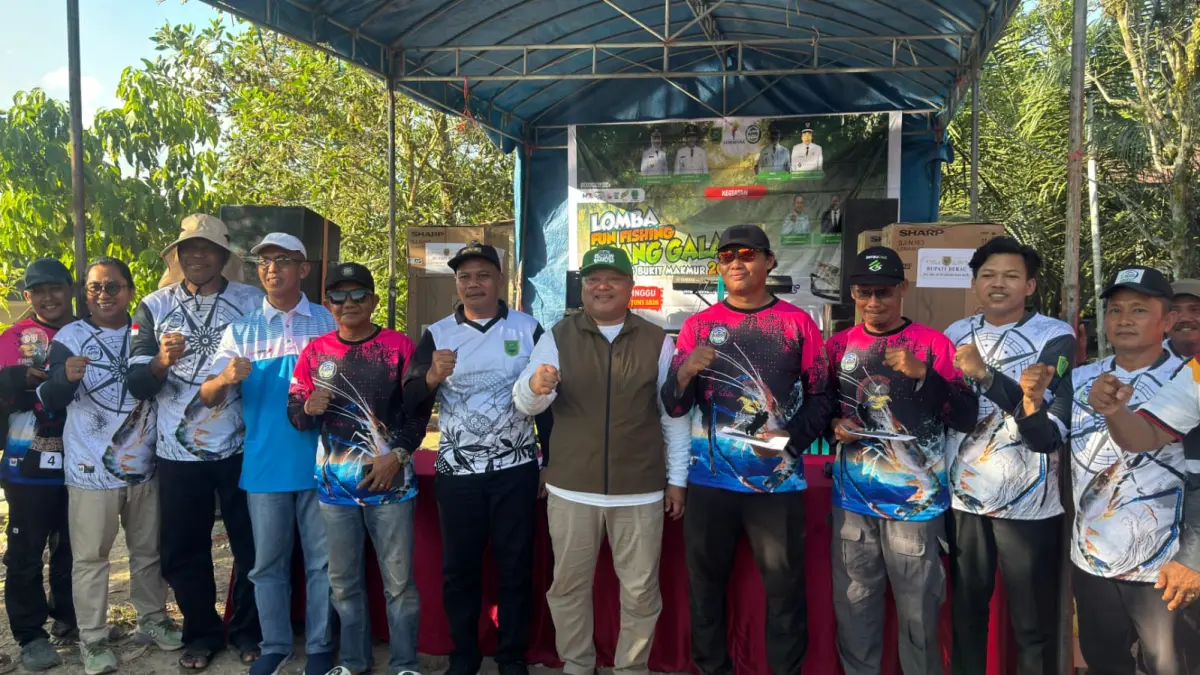 POTENSI UDANG GALAH: Wakil Bupati Berau, Gamalis, saat menutup Lomba Fun Fishing Udang Galah di Kampung Bukit Makmur, Minggu (21/6). (SENO/BP)