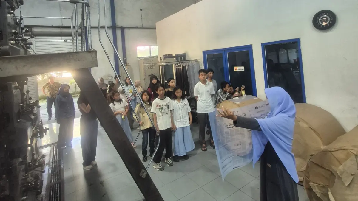 SAMBANGI GEDUNG BIRU: Pelajar dari Jelajah English Course (JECOS) Berau saat berkunjung ke Berau Post. (ARTA KUSUMA YUNANDA/BP)