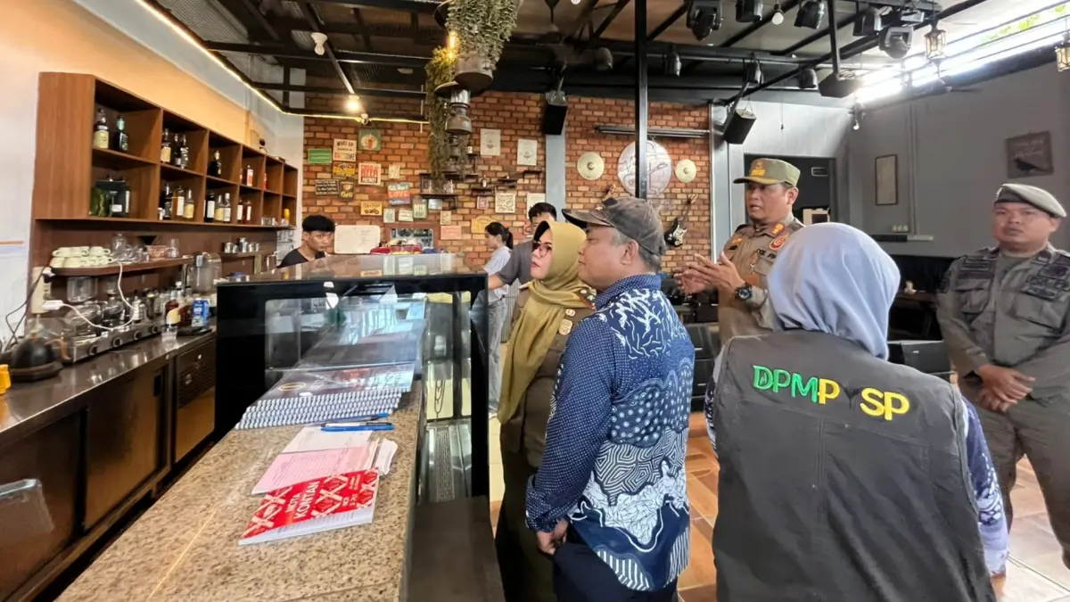 SIDAK: Tim gabungan melakukan pemeriksaan pajak di salah satu rumah makan di kawasan Tanjung Redeb. (SATPOL PP UNTUK BERAU POST)