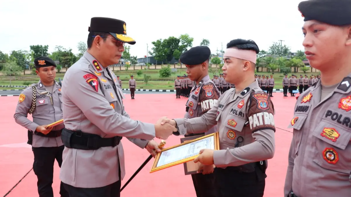 BERI PENGHARGAAN: Tiga personel Polda Kaltara menerima penghargaan dari Kapolda Kaltara Irjen Pol. Djati Wiyoto Abadhy. (POLDA KALTARA)
